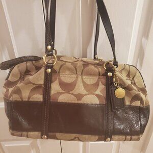 Coach tote in signature canvas